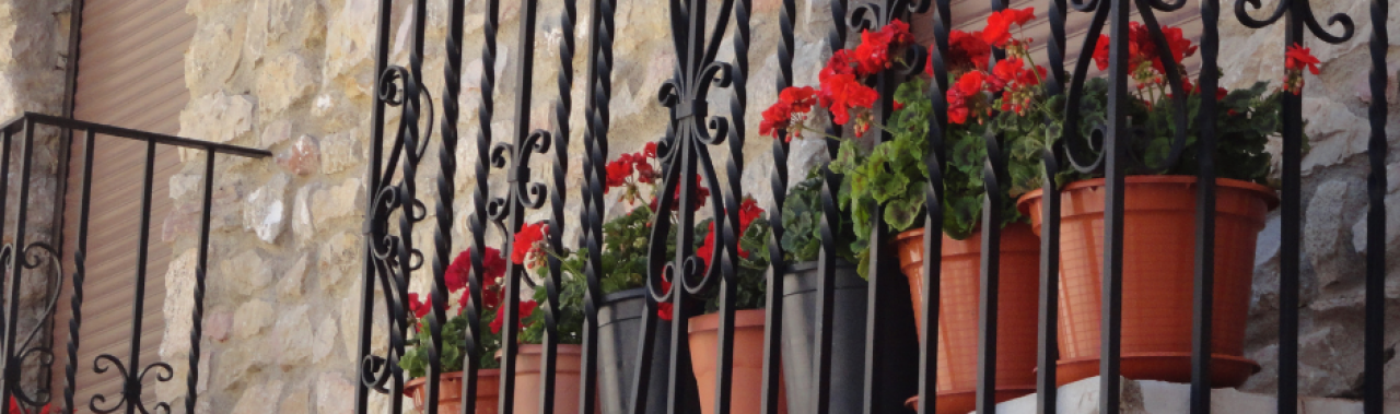 Jak bezpiecznie zamontować doniczki na balkonie? 