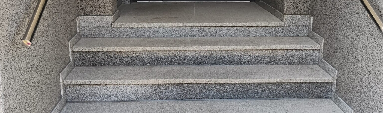 Remont schodów wejściowych do budynku przy ul. Srebrnej 16 w Maisteczku Śląskim